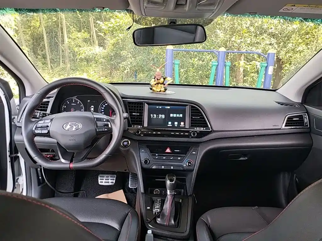 Hyundai Elantra 2018 — фото 10
