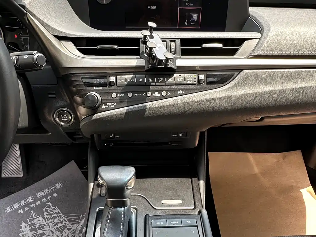 Lexus ES 2020 — фото 13