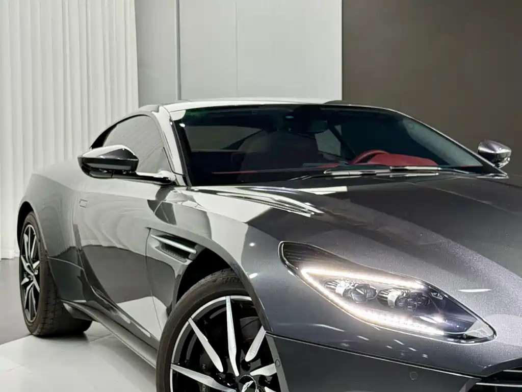 Aston Martin DB11 2020 — фото 10