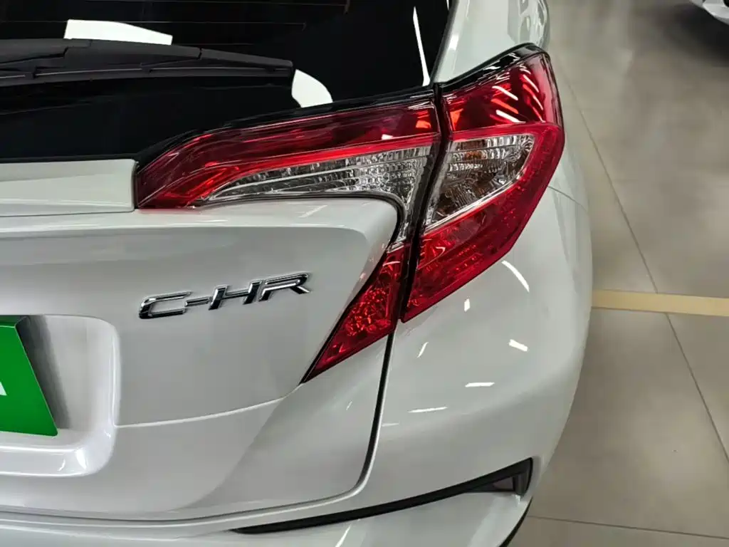 Toyota C-HR 2023 — фото 8