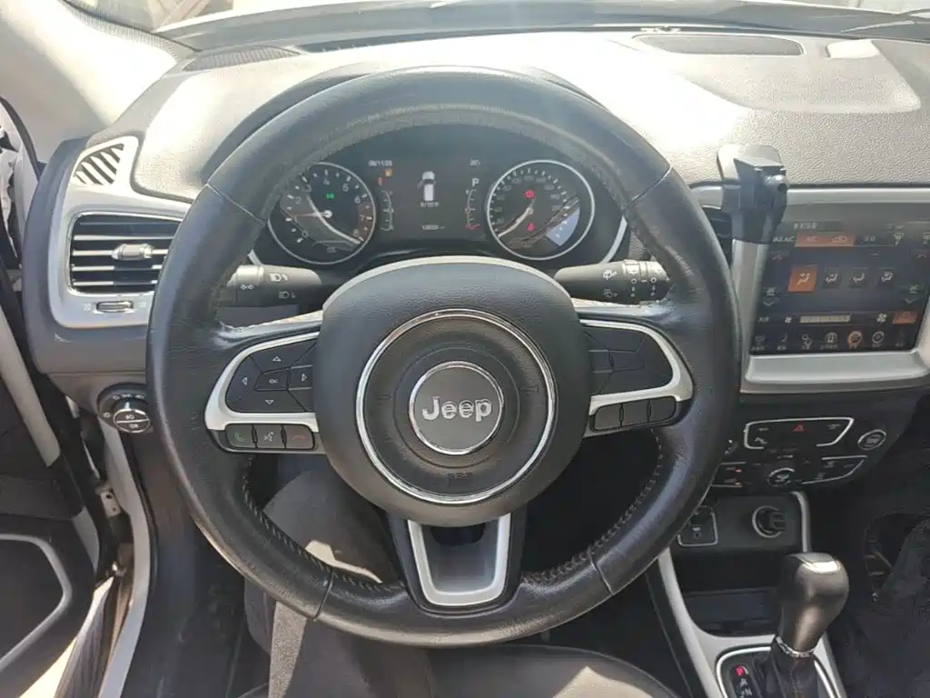 Jeep Compass 2018 — фото 11