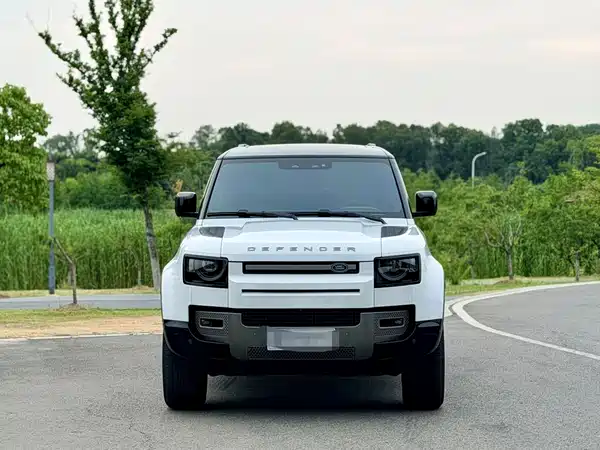 Land Rover Defender 2024
