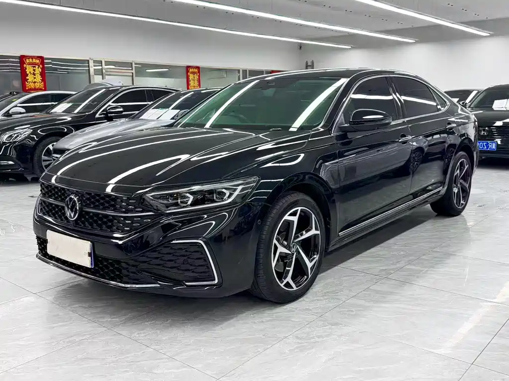 Volkswagen Passat 2023 — фото 1