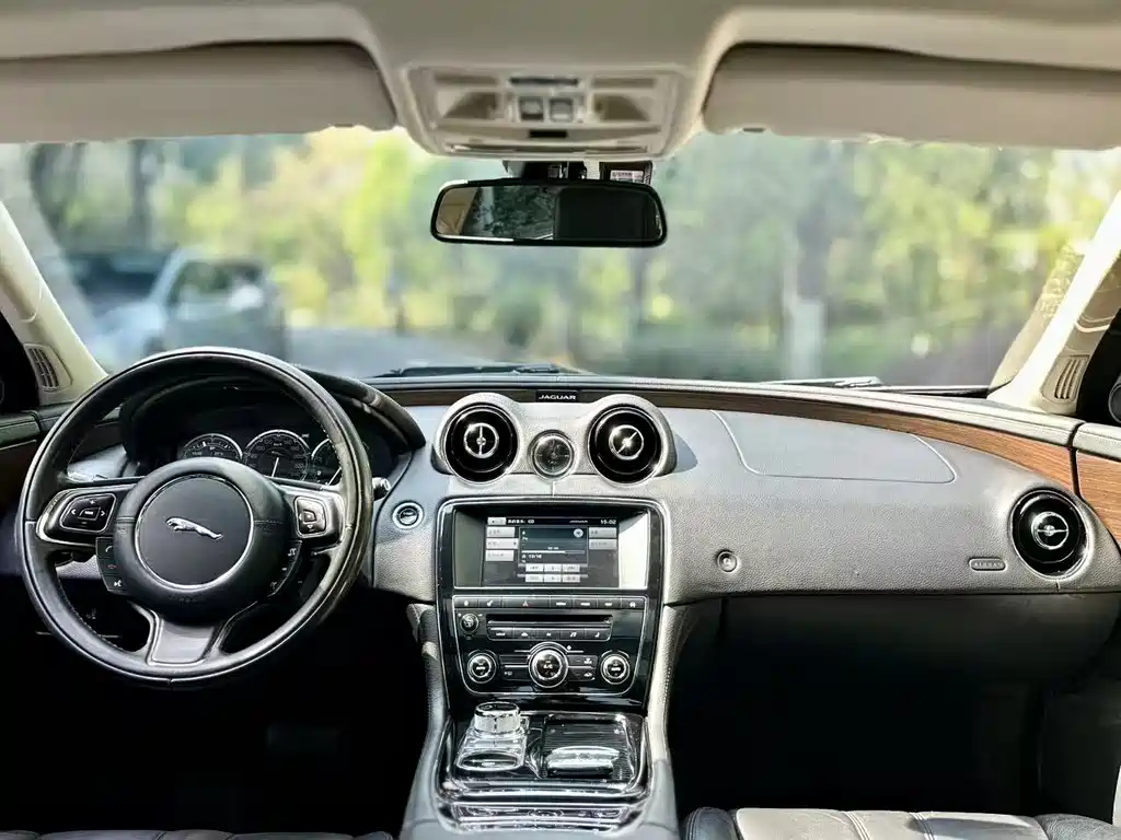 Jaguar XJ 2015 — фото 5
