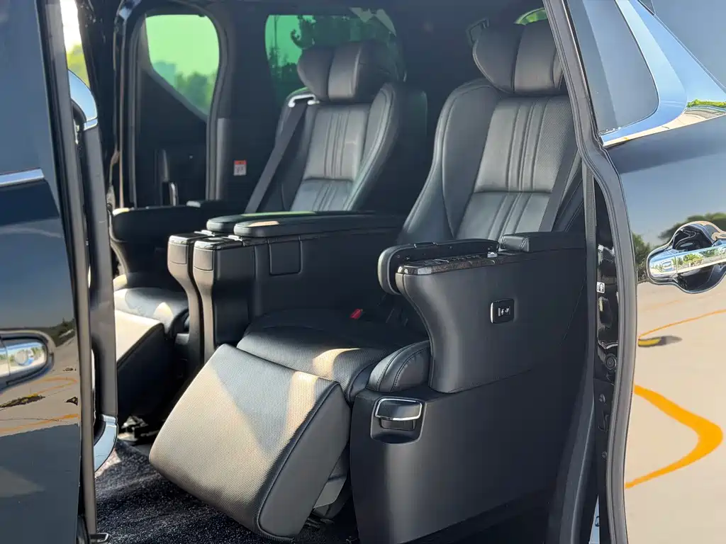 Toyota Vellfire 2023 — фото 12