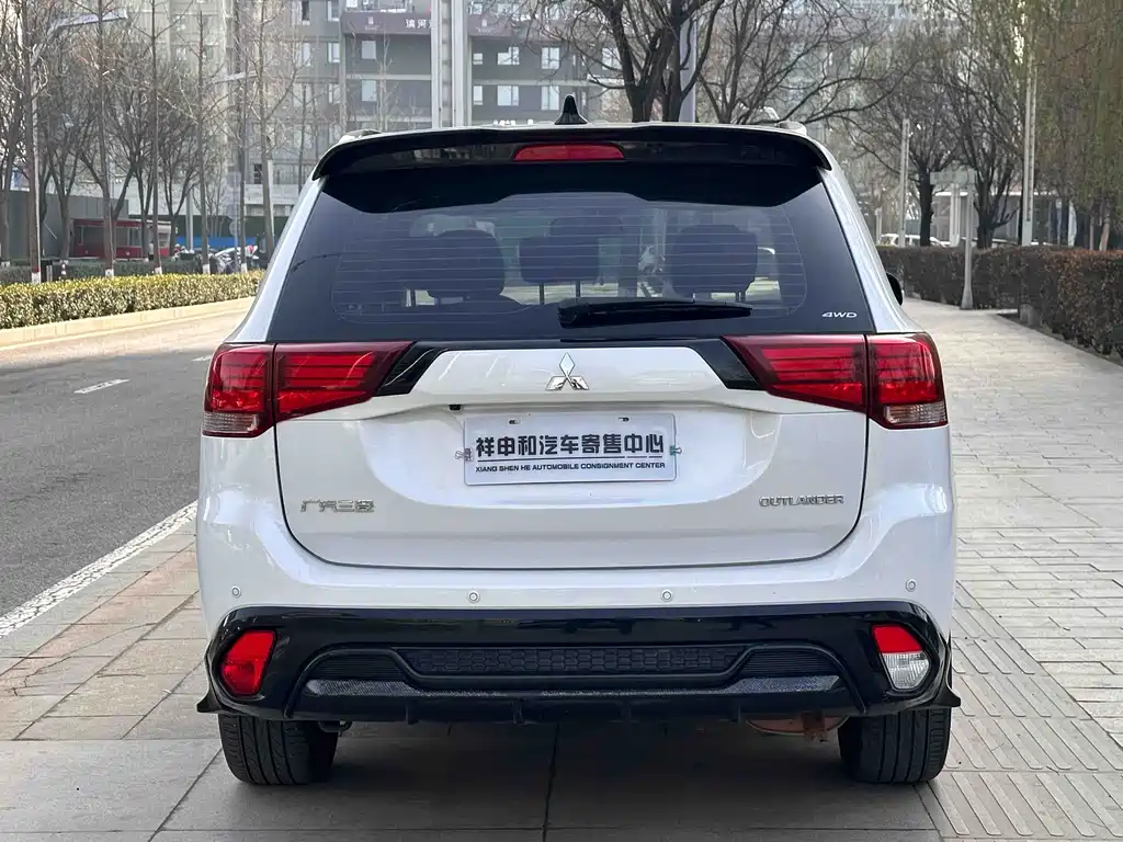 Mitsubishi Outlander 2023 — фото 11