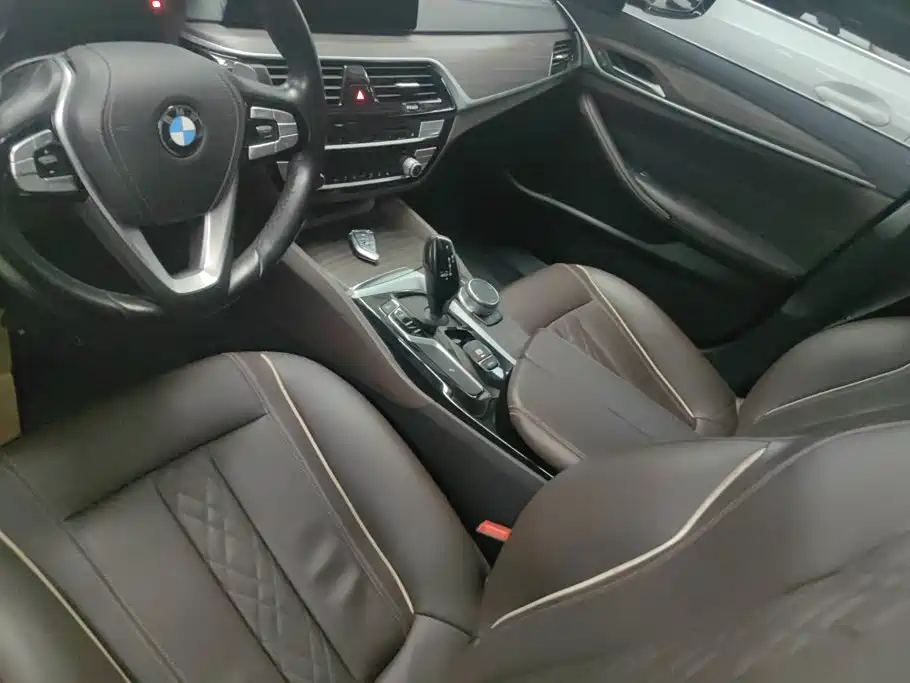 BMW 5 Series 2019 — фото 16
