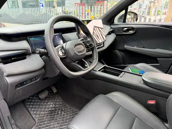 Lynk & Co 06 2025