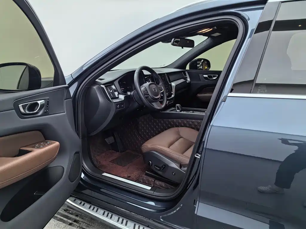Volvo XC60 2022 — фото 18