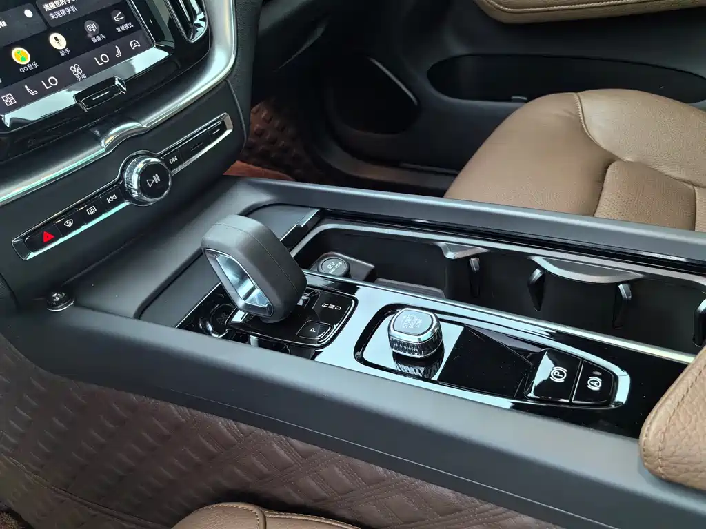 Volvo XC60 2022 — фото 21