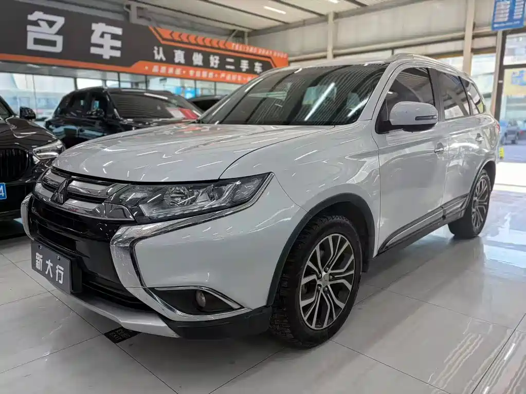 Mitsubishi Outlander 2018 — фото 1