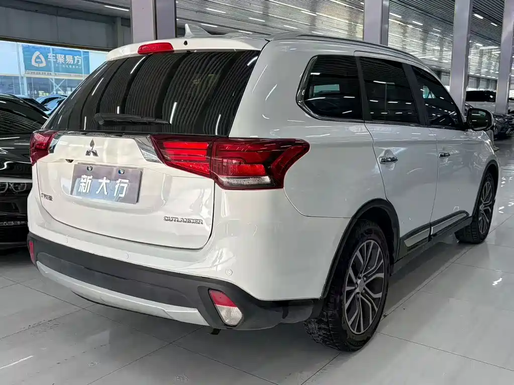 Mitsubishi Outlander 2018 — фото 7