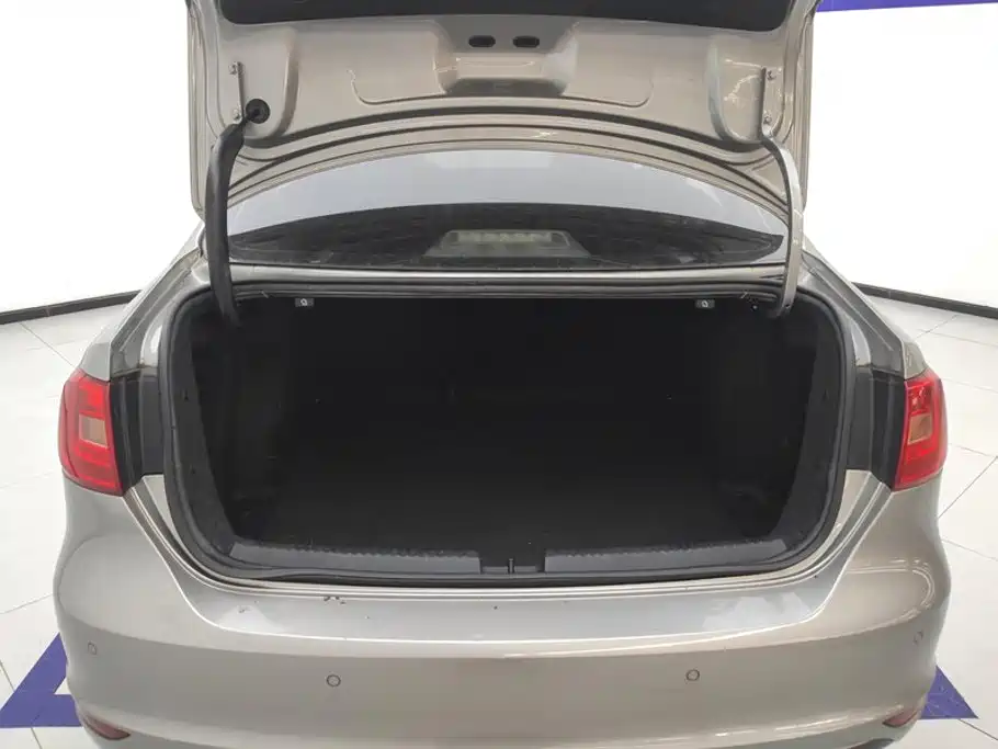 Volkswagen Sagitar 2014