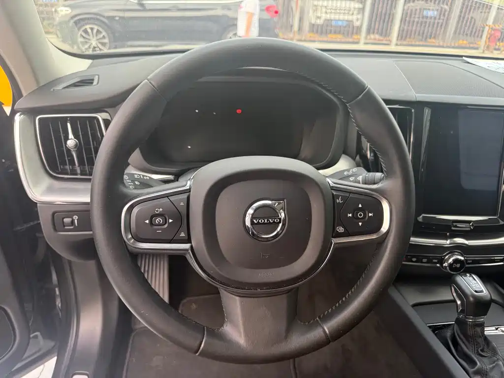 Volvo XC60 2019 — фото 11