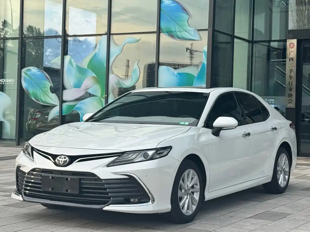 Toyota Camry 2022 — фото 1