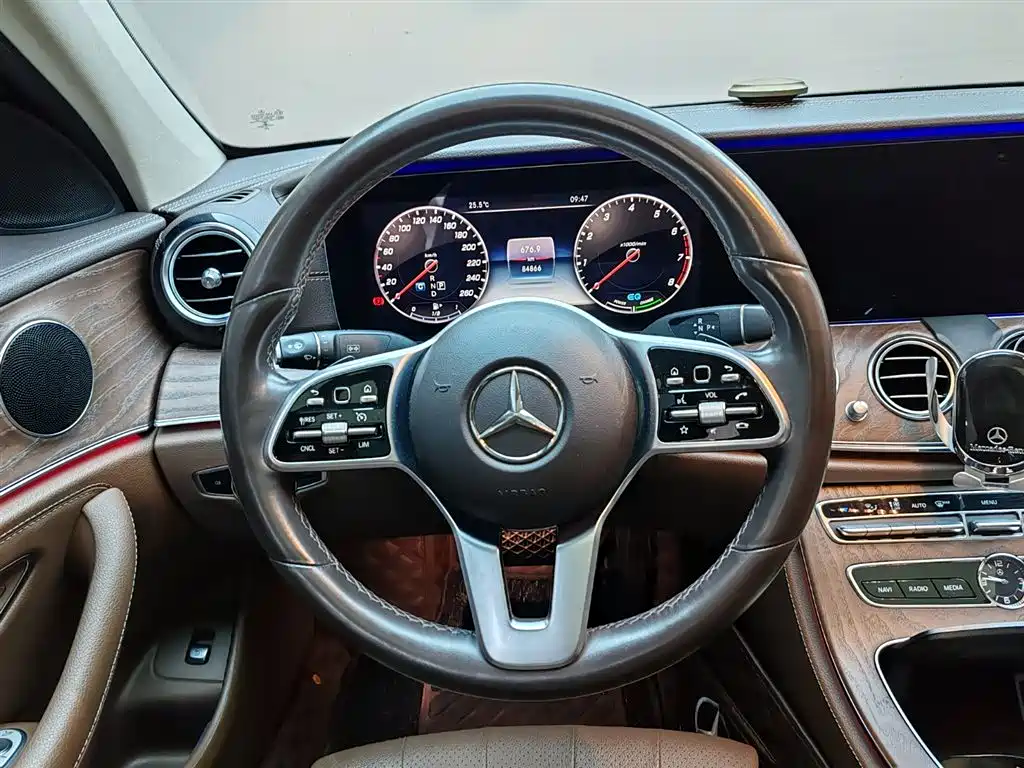 Mercedes-Benz E-Class 2020 — фото 17