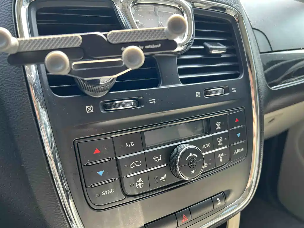 Chrysler Grand Voyager 2015 — фото 8