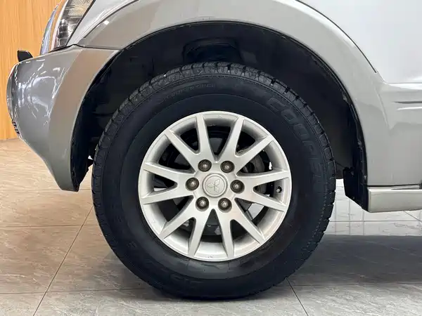 Mitsubishi Pajero 2004