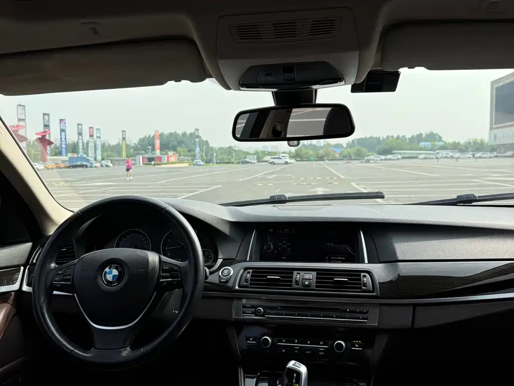BMW 5 Series 2015 — фото 16