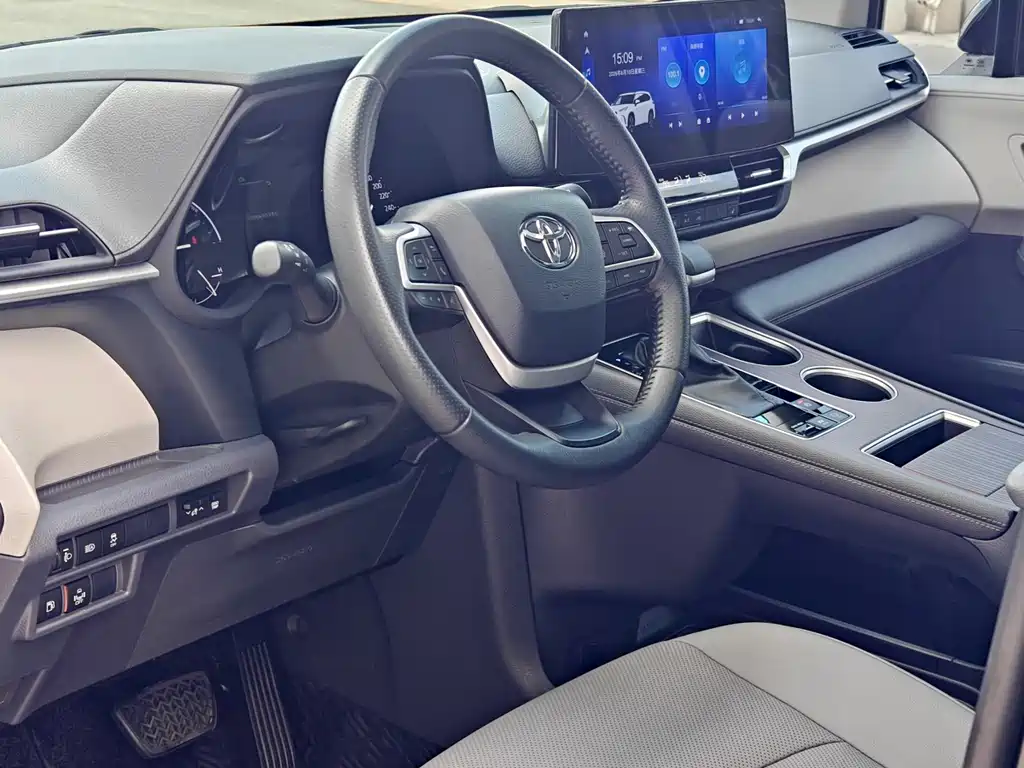 Toyota Sienna 2023 — фото 10