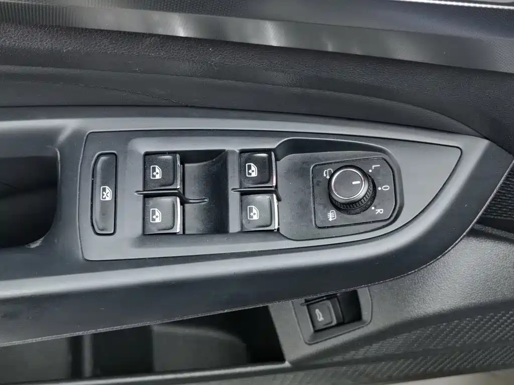 Volkswagen Passat Plug-In Hybrid 2023 — фото 9