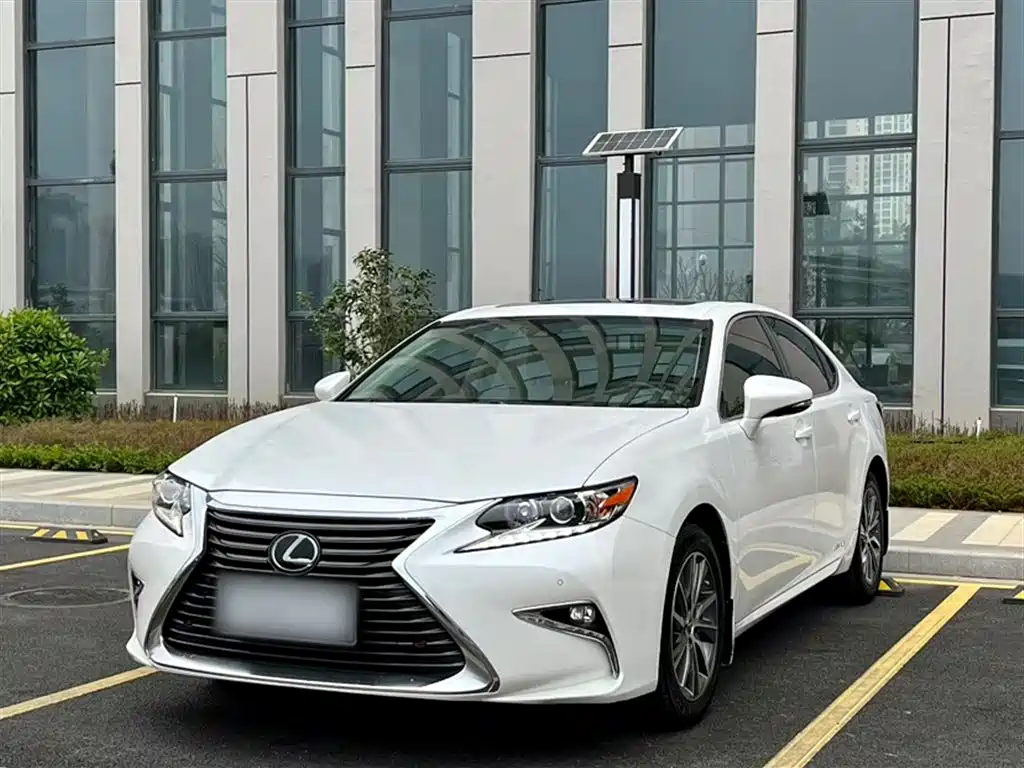 Lexus ES 2018 — фото 24