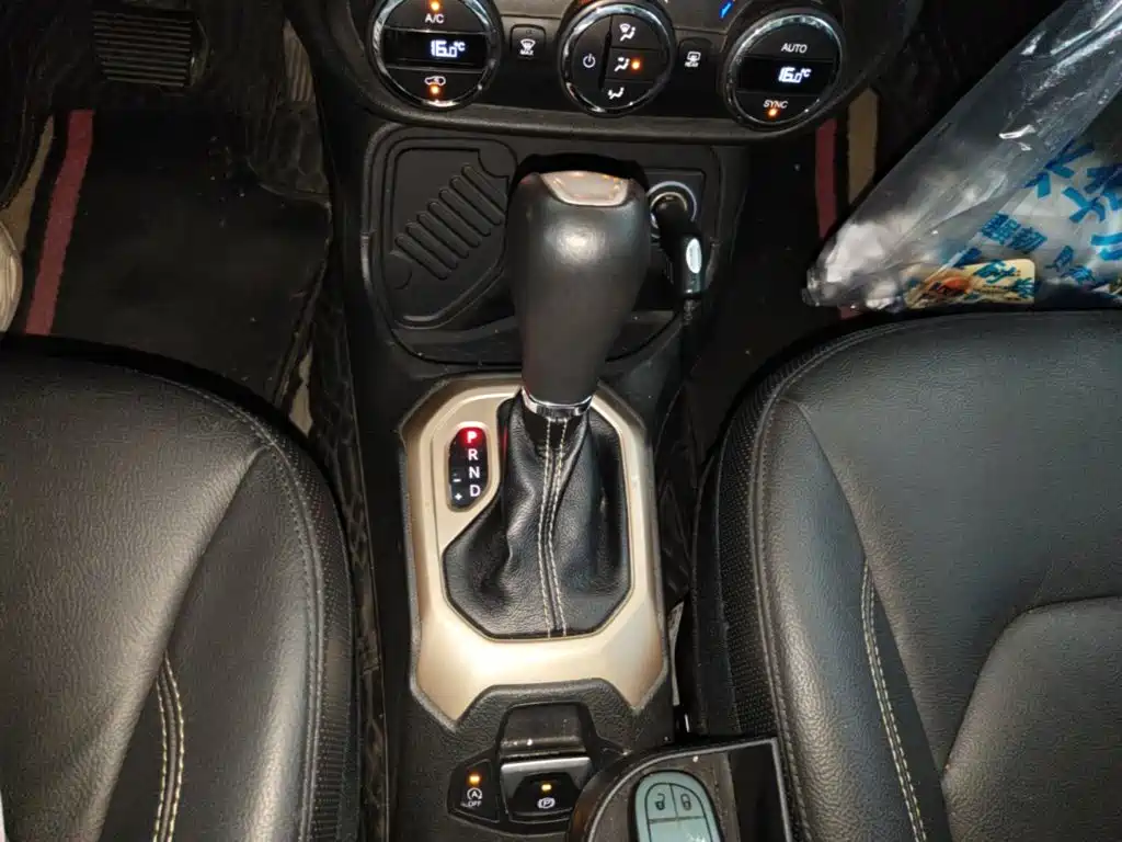 Jeep Renegade 2017 — фото 14