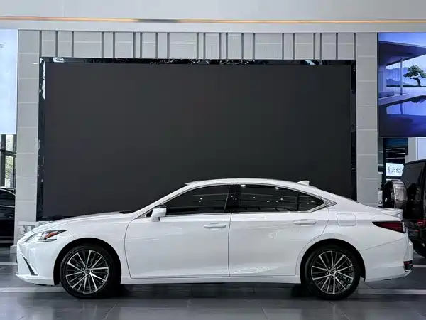 Lexus ES 2024