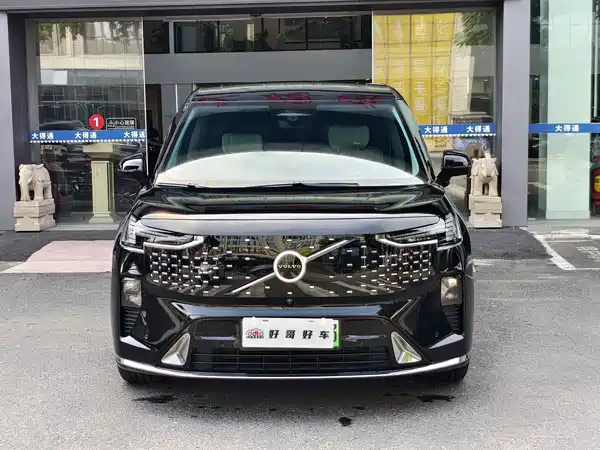 Volvo EM90 2025