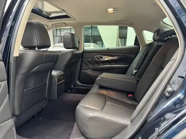 Infiniti Q70 2017