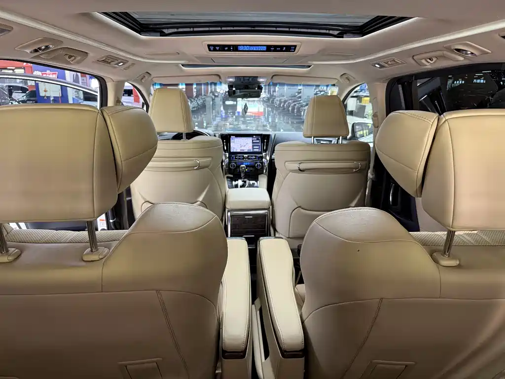 Toyota Alphard 2023 — фото 11