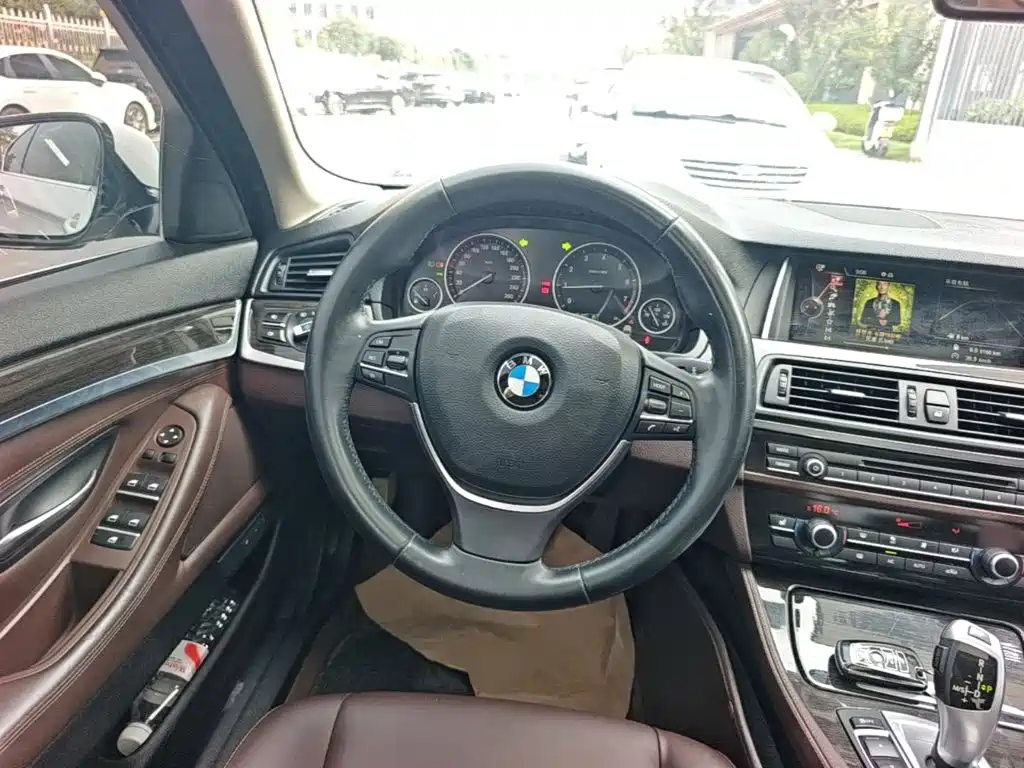 BMW 5 Series 2015 — фото 11
