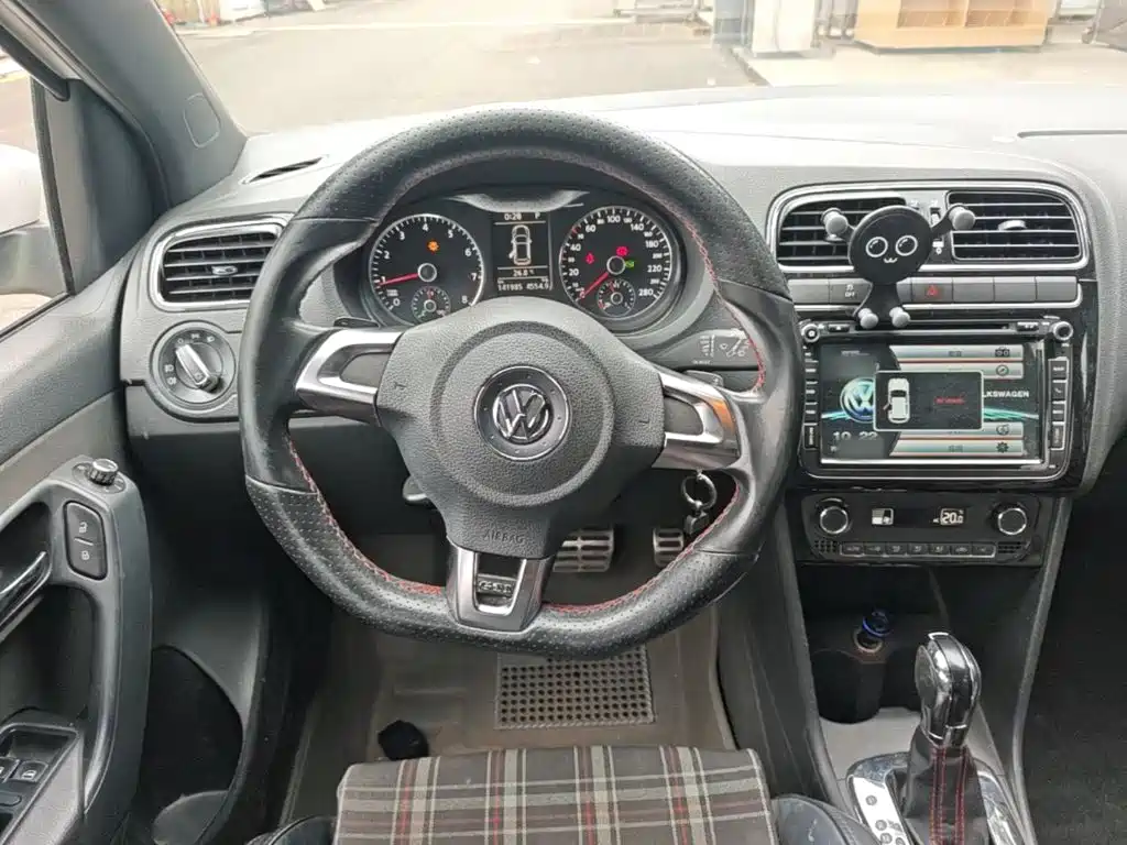 Volkswagen Polo 2015 — фото 11