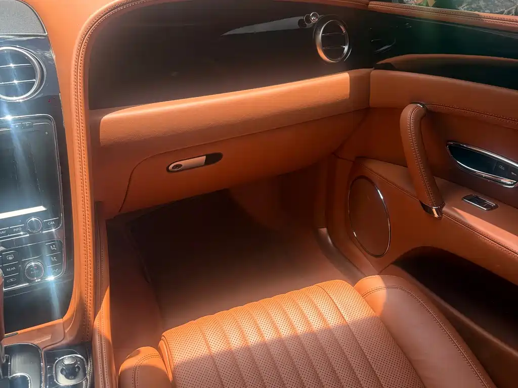 Bentley Flying Spur 2019 — фото 14