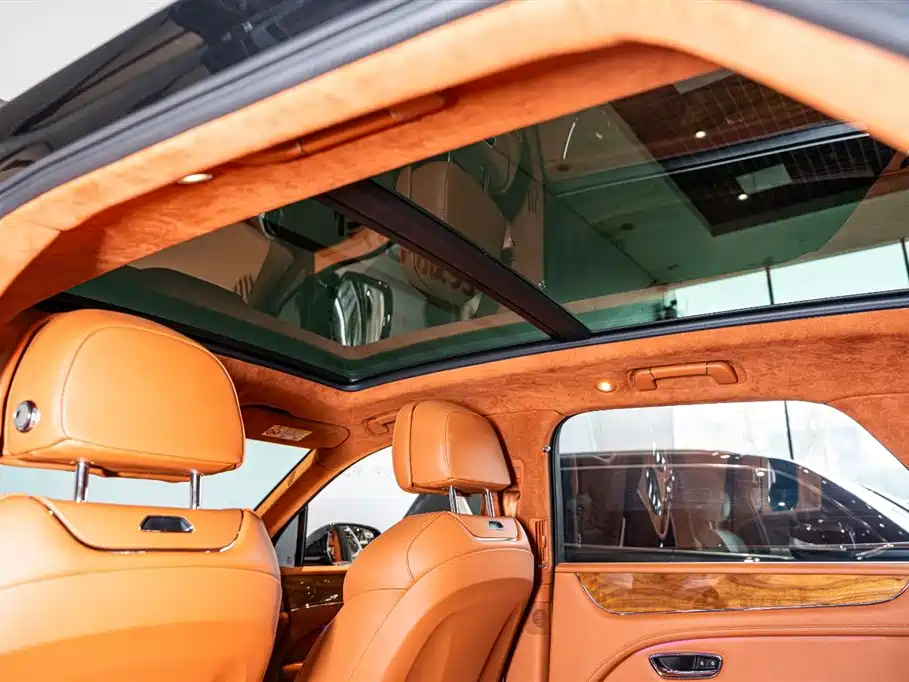 Bentley Bentayga 2023 — фото 11