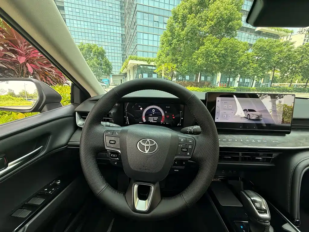 Toyota Camry 2025 — фото 13