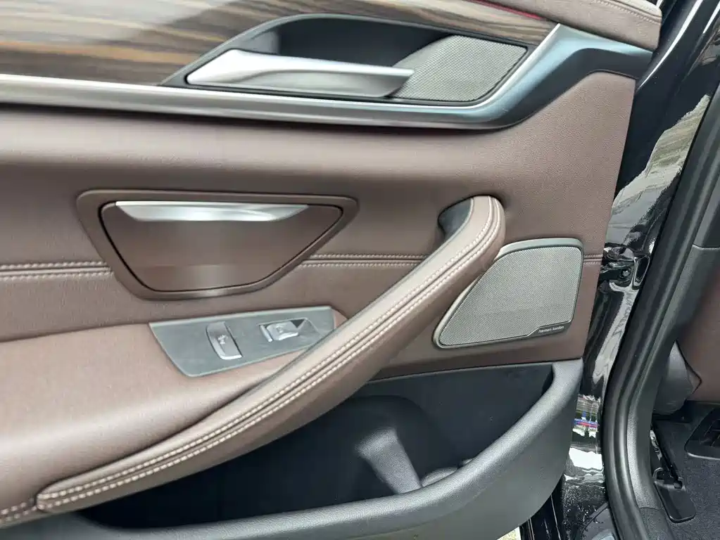 BMW 5 Series 2021 — фото 18