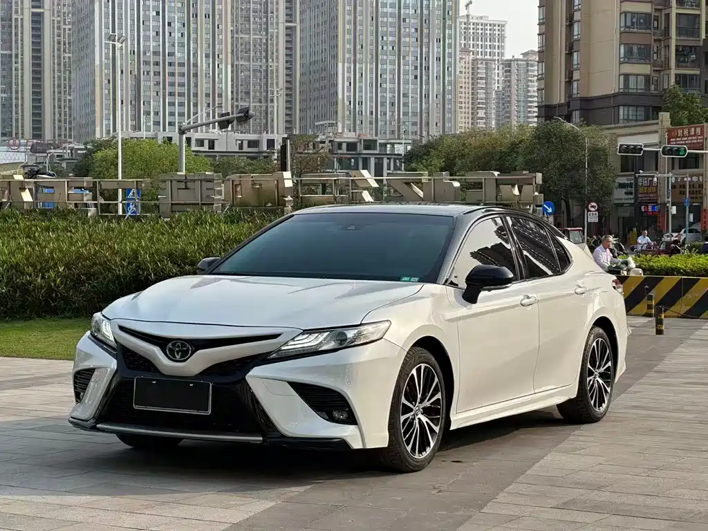 Toyota Camry 2018 — фото 1