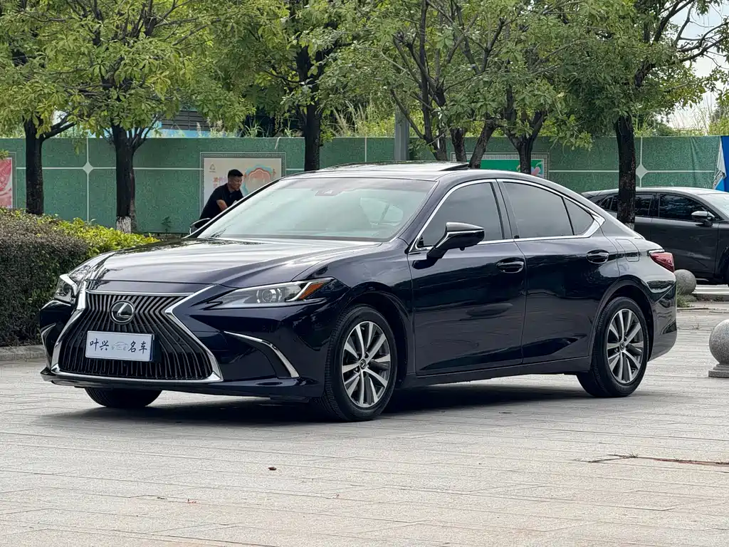 Lexus ES 2019 — фото 1