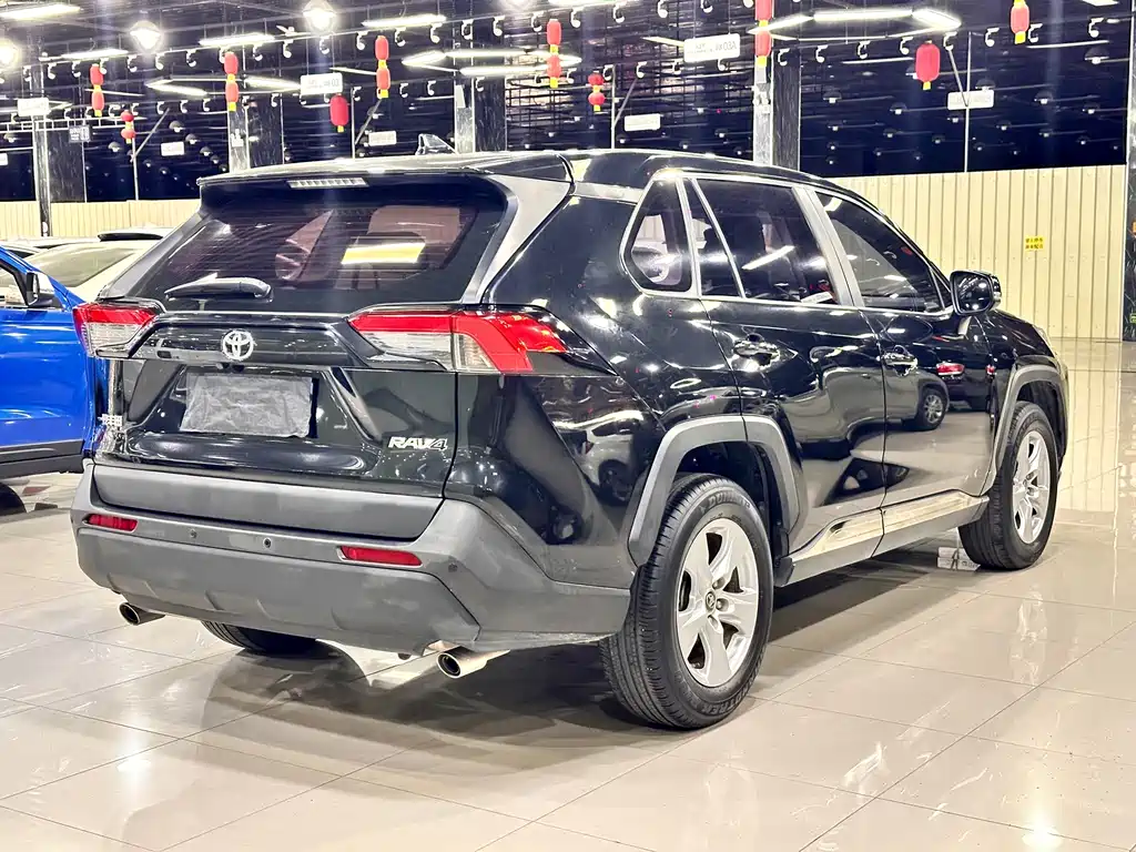 Toyota RAV4 2021 — фото 11