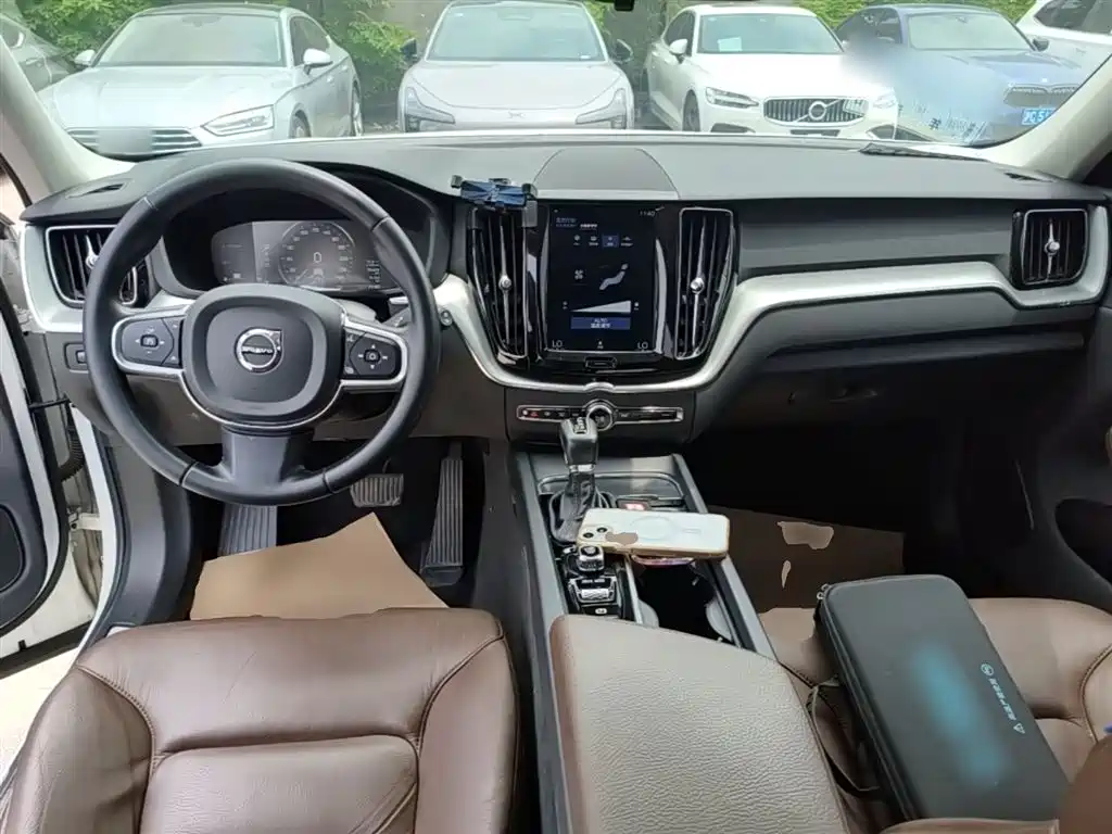 Volvo XC60 2019 — фото 10