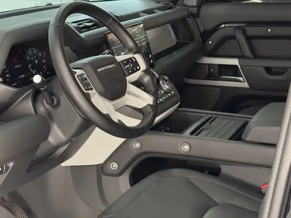 Land Rover Defender 2024
