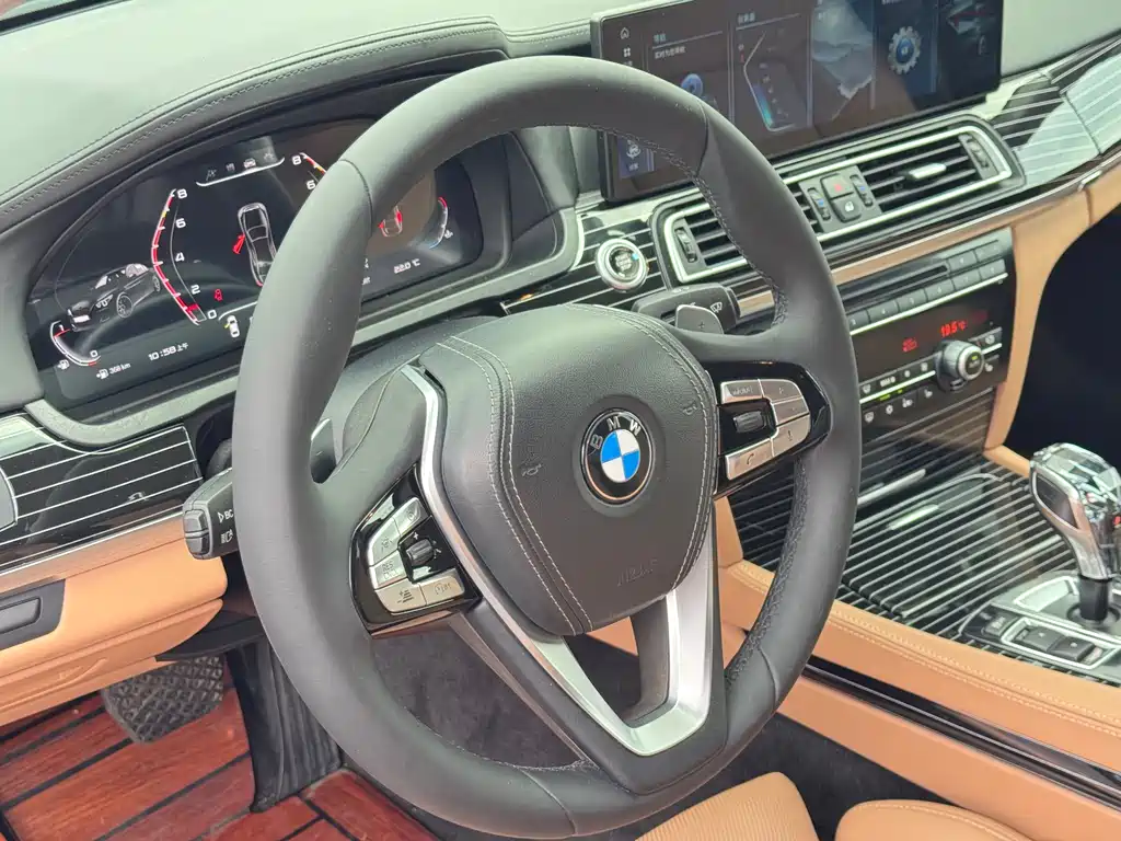 BMW 7 Series 2010 — фото 11