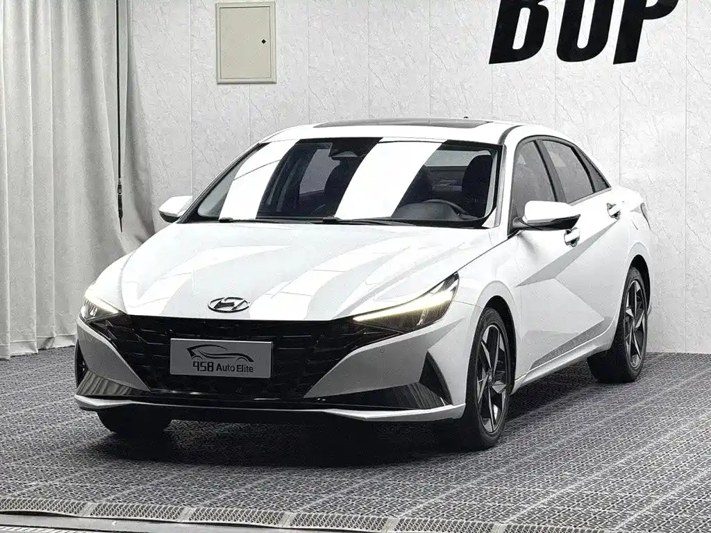 Hyundai Elantra 2022 — фото 1