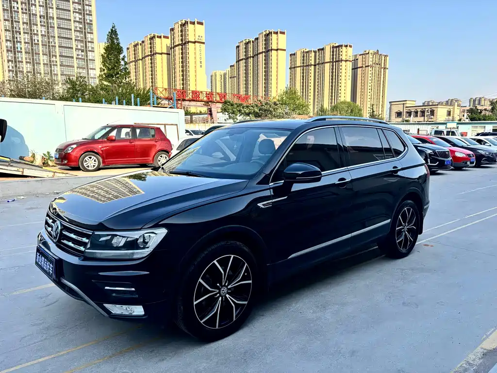 Volkswagen Tiguan L 2020 — фото 1