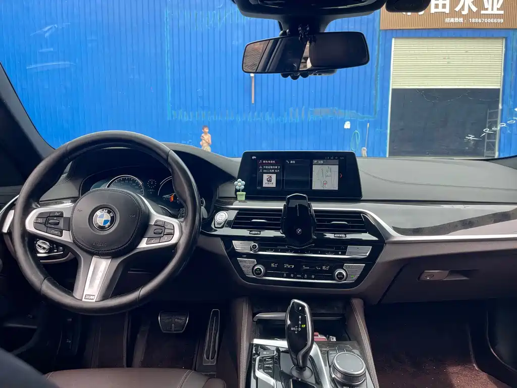 BMW 5 Series 2018 — фото 8