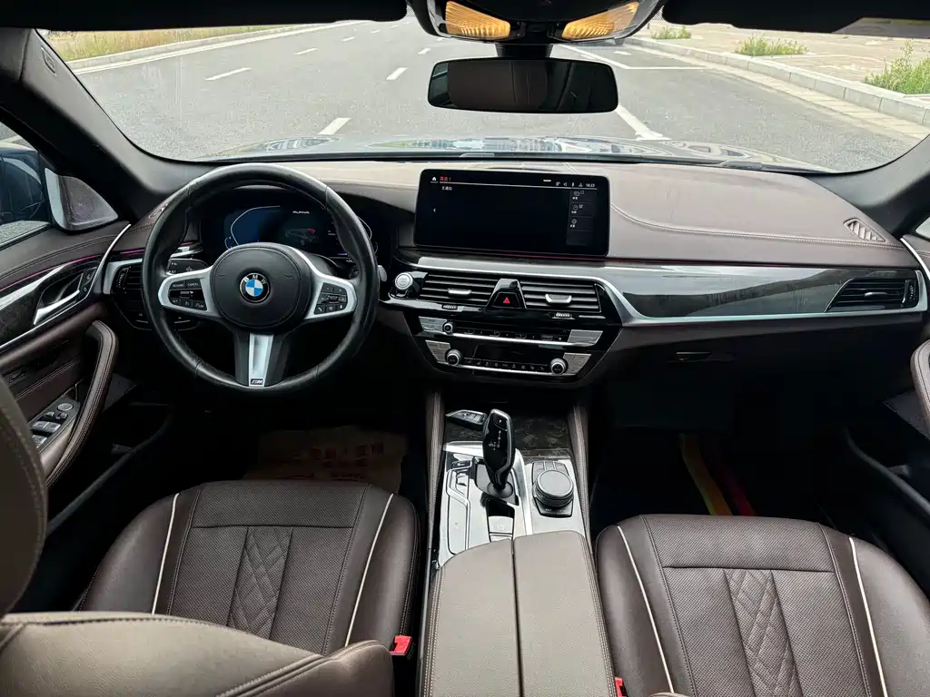 BMW 5 Series 2021 — фото 13