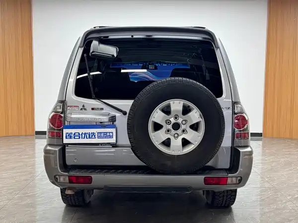 Mitsubishi Pajero 2004