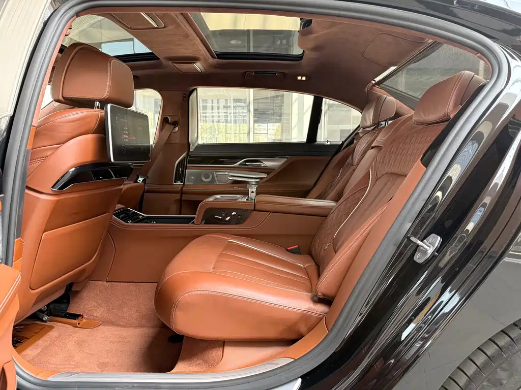 BMW 7 Series 2017 — фото 11