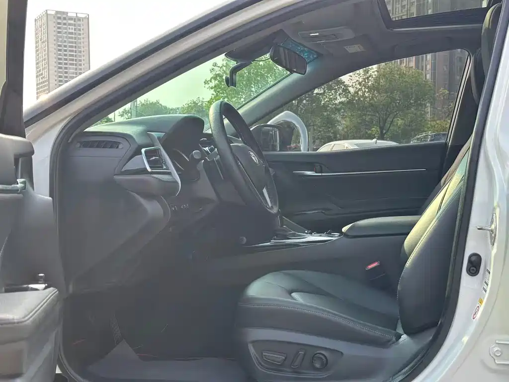 Toyota Camry 2018 — фото 12